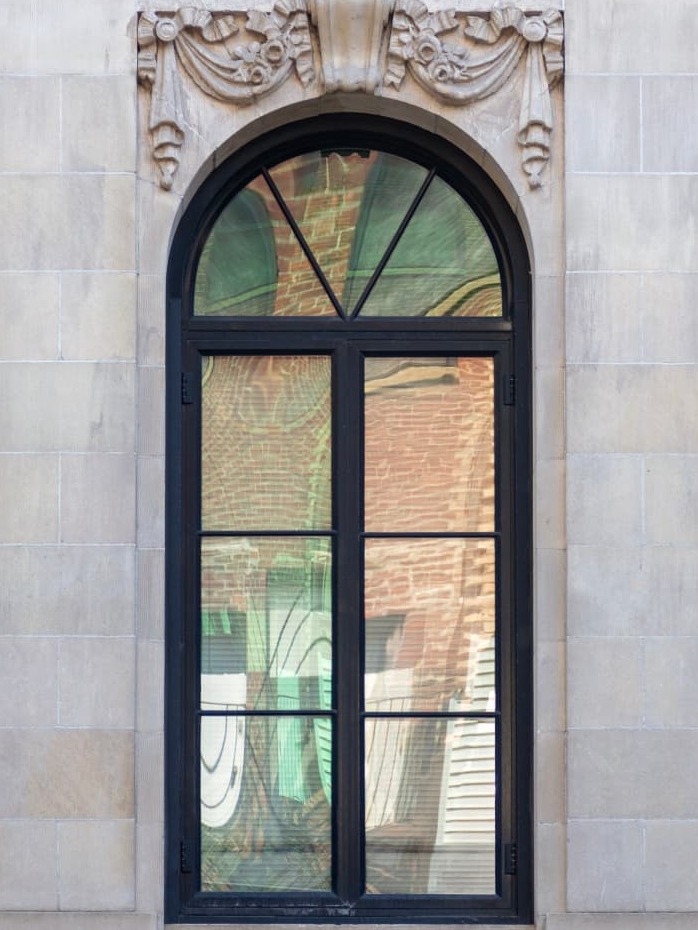An arch drawn from one centre, the stone cut around it